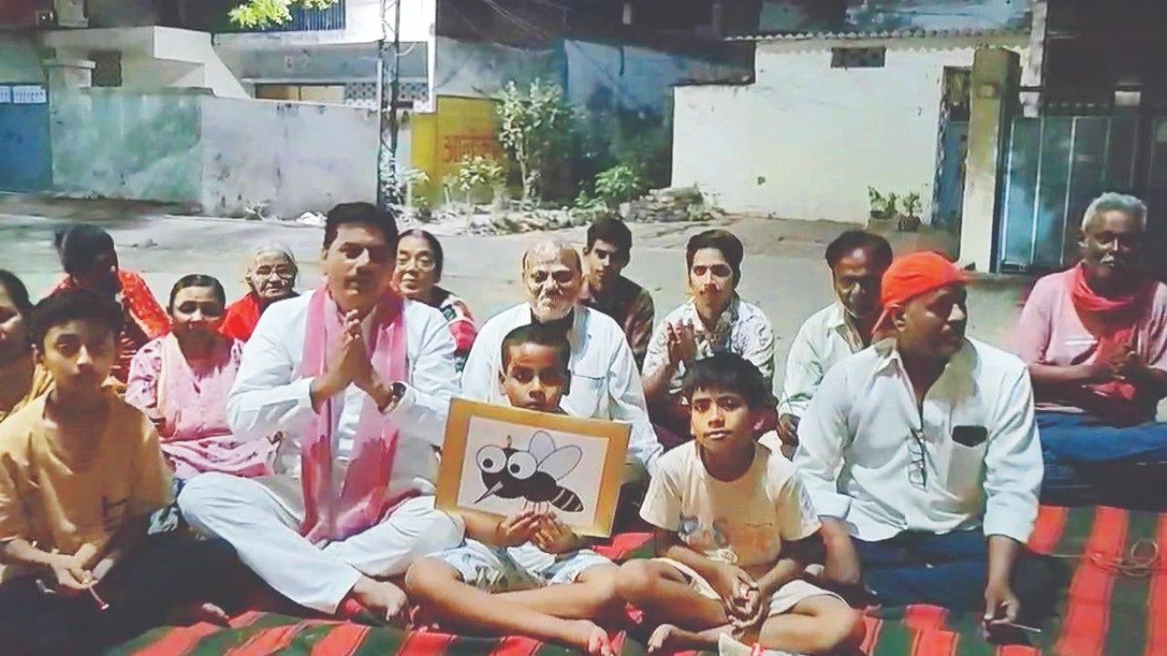 મચ્છરોથી પરેશાન લોકોએ મચ્છર ચાલીસા ગાઈને વિરોધ કર્યો