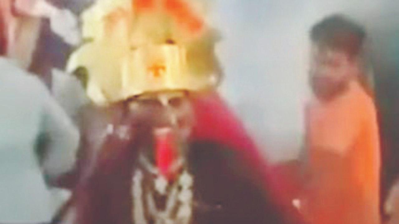 મા મહાકાલીના વેશમાં ડાન્સ કરતા  યુવાનને હાર્ટ-અટૅક આવ્યો