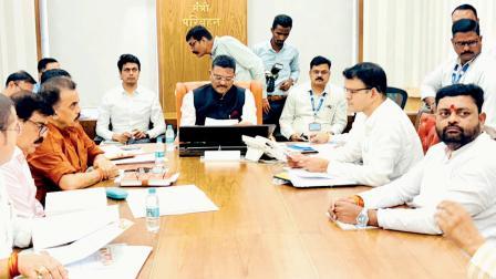 મંત્રાલયમાં પ્રતાપ સરનાઈકે બોલાવેલી બેઠકમાં યુનિયન લીડર શશાંક રાવ, શિવસેનાના નેતા સંજય નિરુપમ અને અન્ય રિક્ષા-ટૅક્સી યુનિયનોના પ્રતિનિધિઓ હાજર રહ્યા હતા.