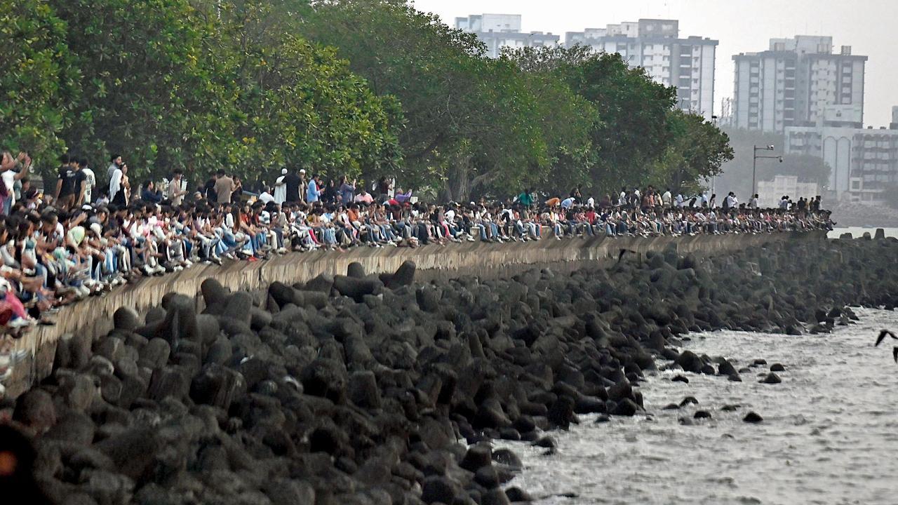 ગરમીમાં ઠંડકનો એહસાસ : અનેક મુંબઈગરા ગઈ કાલે રવિવારની રજામાં ગરમીથી રાહત મેળવવા પરિવાર સાથે મરીન ડ્રાઇવ પહોંચી ગયા હતા અને ઠંડા પવનની મજા માણી હતી. (તસવીર: આશિષ રાજે)