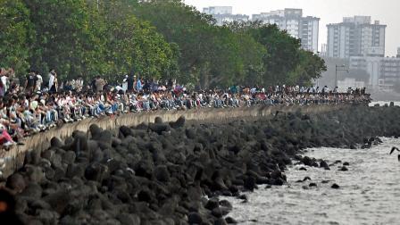 ગરમીમાં ઠંડકનો એહસાસ : અનેક મુંબઈગરા ગઈ કાલે રવિવારની રજામાં ગરમીથી રાહત મેળવવા પરિવાર સાથે મરીન ડ્રાઇવ પહોંચી ગયા હતા અને ઠંડા પવનની મજા માણી હતી. (તસવીર: આશિષ રાજે)