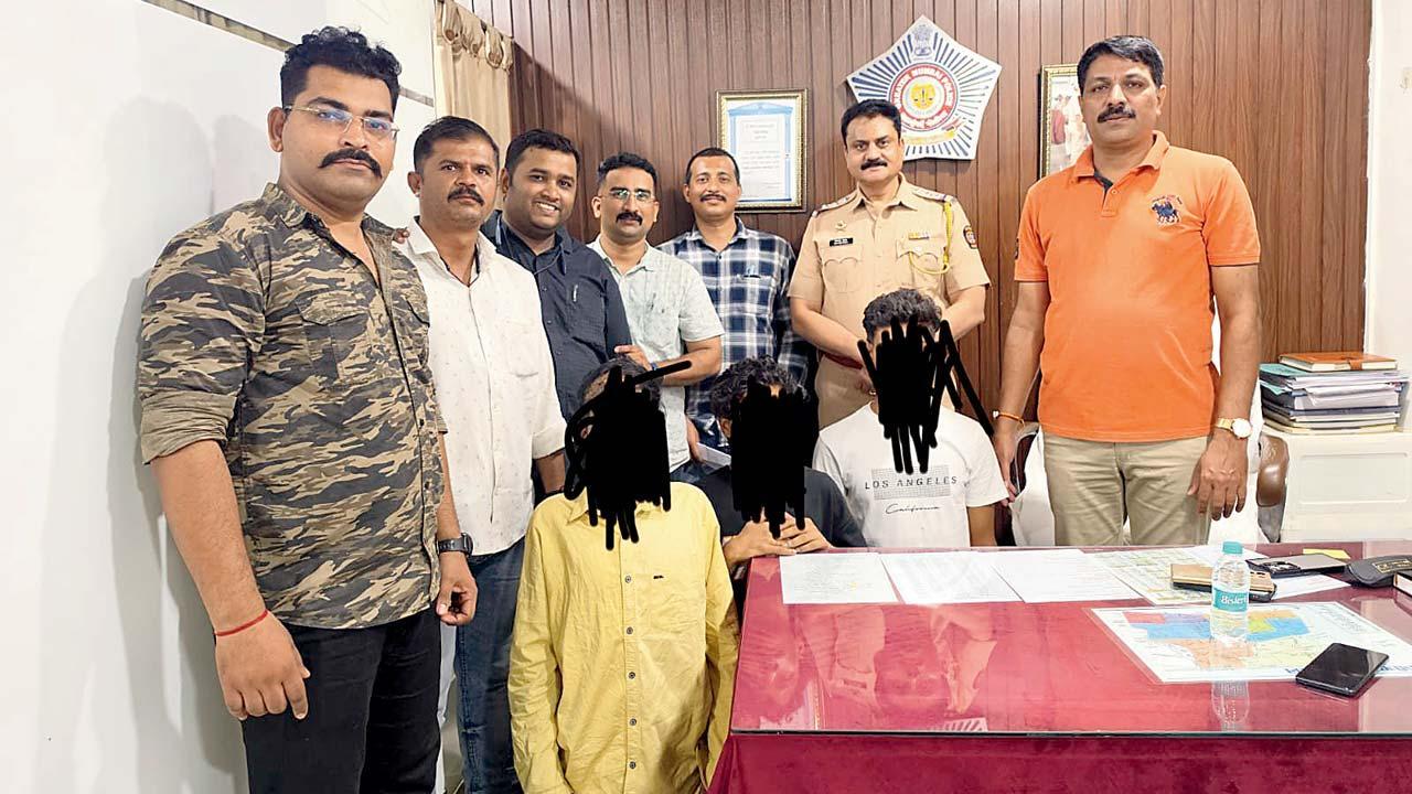 શિવાજી પાર્ક પોલીસે ત્રણેત્રણ આરોપીઓની ધરપકડ કરી હતી.