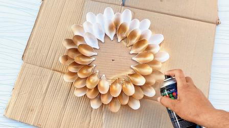 પ્લાસ્ટિકની ચમચીમાંથી ડેકોરેટિવ મિરર-ફ્રેમ