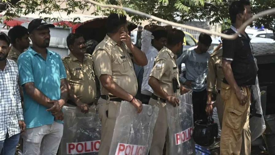 મુંબઈના મઝગાંવ વિસ્તારમાં મંગળવારે ઝૂંપડાંઓમાં આગ લાગી હતી. (તસવીરો: આશિષ રાજે)