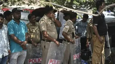 મુંબઈના મઝગાંવ વિસ્તારમાં મંગળવારે ઝૂંપડાંઓમાં આગ લાગી હતી. (તસવીરો: આશિષ રાજે)