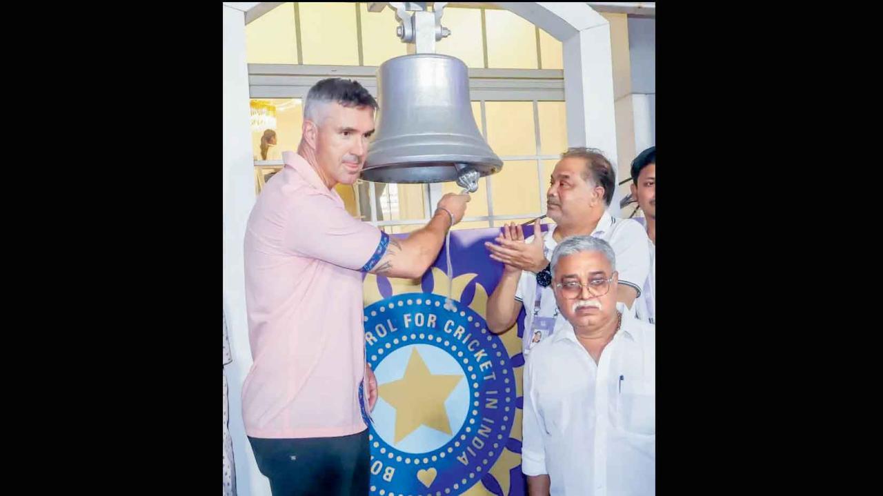 પીટરસને ગઈ કાલે ઈડન ગાર્ડન્સમાં બેલ વગાડીને કલકત્તા અને પંજાબની મૅચની શરૂઆત કરાવી હતી.