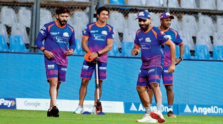 વાનખેડે સ્ટેડિયમમાં ગઈ કાલે પ્રૅક્ટિસ દરમ્યાન મુંબઈના પ્લેયરો સાથે મજાકમસ્તી કરી રહેલો રોહિત શર્મા. તસવીર : આશિષ રાજે