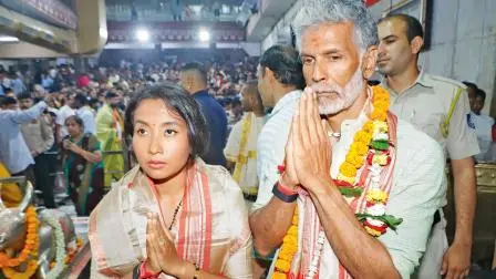 પત્ની સાથે બાબા મહાકાલનાં દર્શન કર્યાં મિલિંદ સોમણે