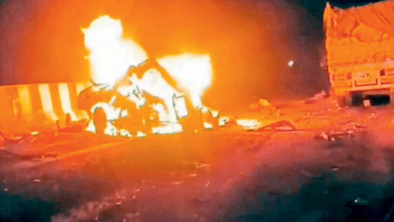 ટ્રકની ટક્કર પછી ભડકે બળતી બોલેરો.