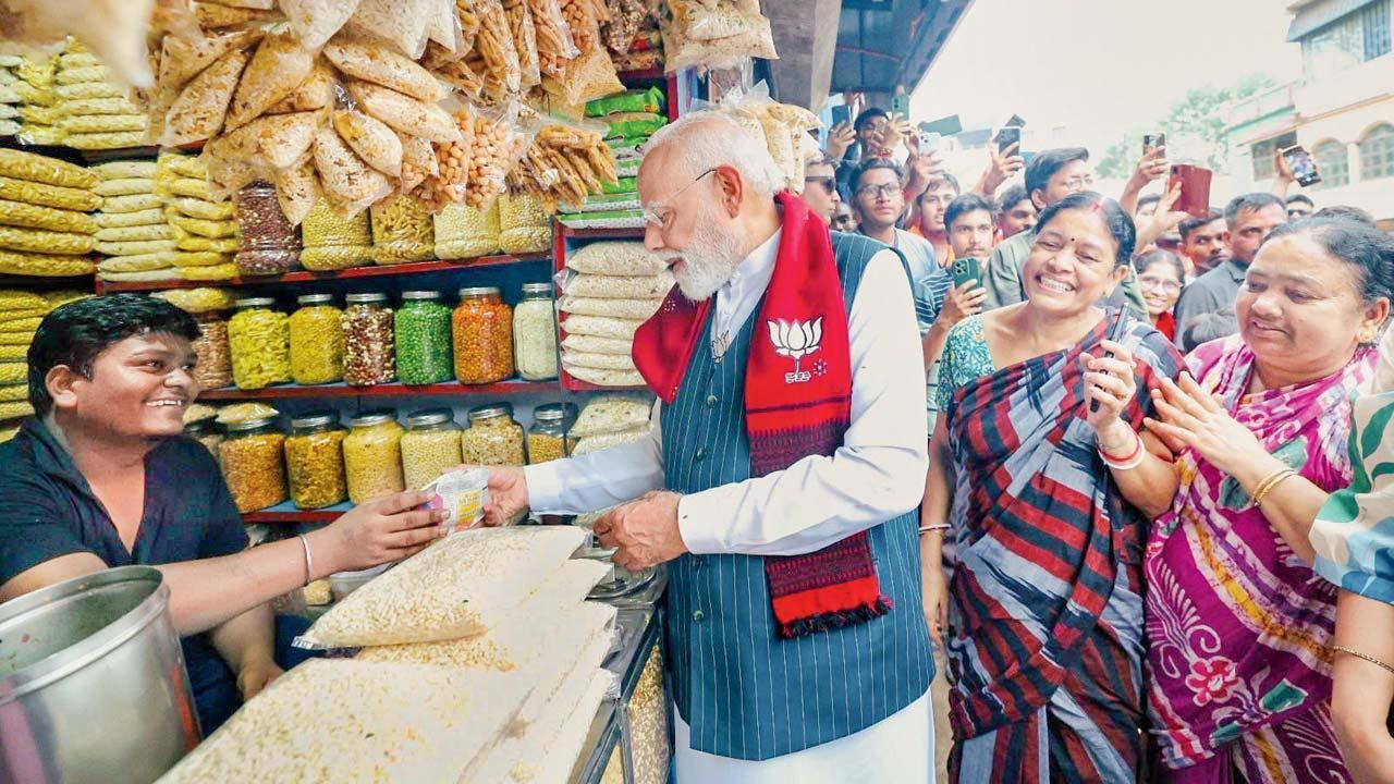 રવિવારે નરેન્દ્ર મોદીએ પશ્ચિમ બંગાળનાં ૪ શહેરમાં ૪ રૅલી કરી હતી. જોકે વચ્ચે ઝારગ્રામમાં તેમણે લોકો સાથે ઝાલમુરીનો આનંદ લીધો હતો