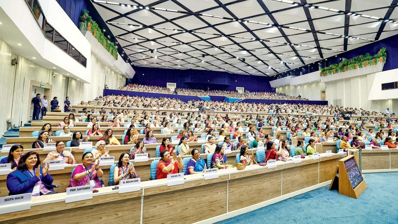 ગઈ કાલે દિલ્હીમાં વિજ્ઞાન ભવનમાં આયોજિત સંમેલનમાં મહિલાઓને સંબોધન કરતા નરેન્દ્ર મોદી.