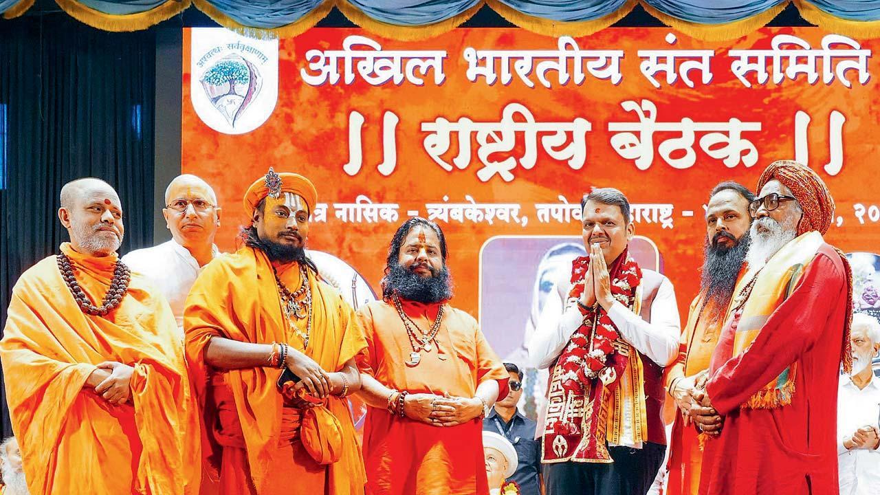 અખિલ ભારતીય સંત સમિતિની રાષ્ટ્રીય બેઠકમાં સંતો સાથે દેવેન્દ્ર ફડણવીસ