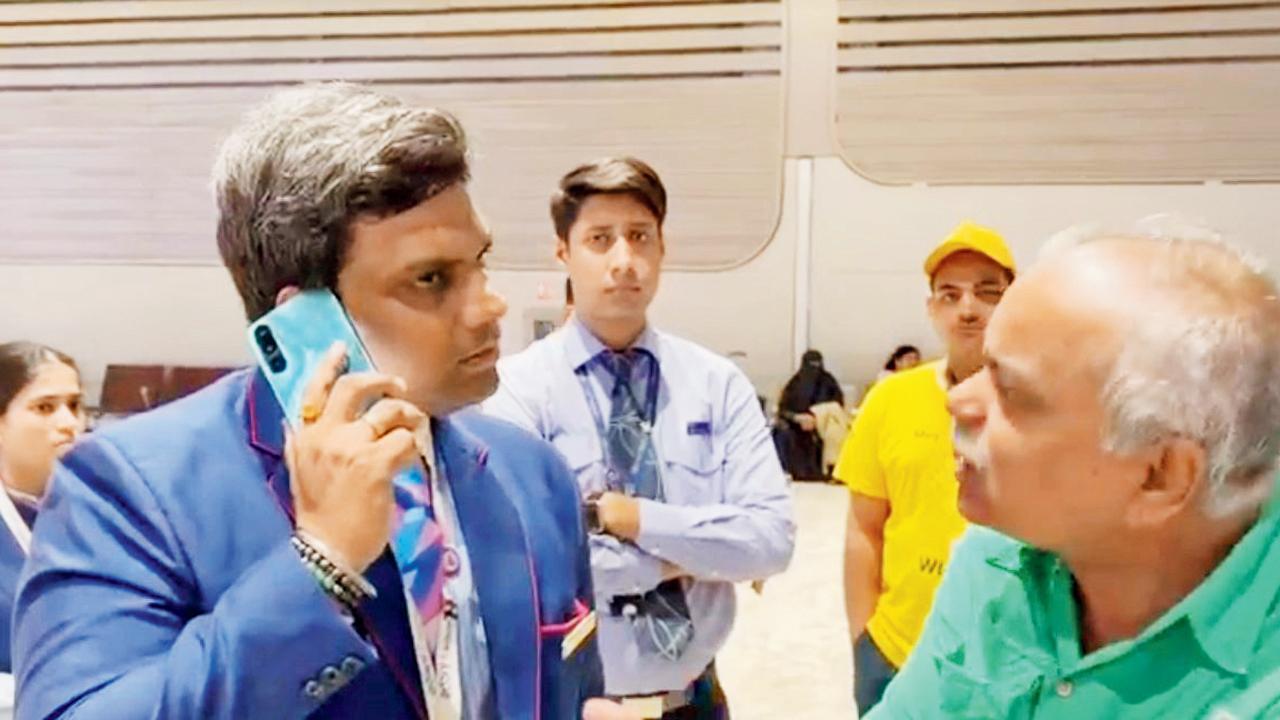 ટેક્નિકલ ઇશ્યુને કારણે સવા કલાક કરતાં વધુ નીકળી જવા છતાં લગેજ કન્વેયર બેલ્ટ પર ન આવતાં પરેશાન પૅસેન્જરોએ ઍરપોર્ટ મૅનેજરને બોલાવીને ફરિયાદ કરી હતી. 