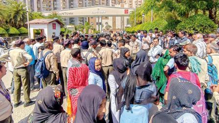 નોએડાની રેસિડેન્શ્યલ સોસાયટીની બહાર પગારવધારાની માગણી સાથે એકઠું થયેલું હાઉસહેલ્પરોનું ટોળું.