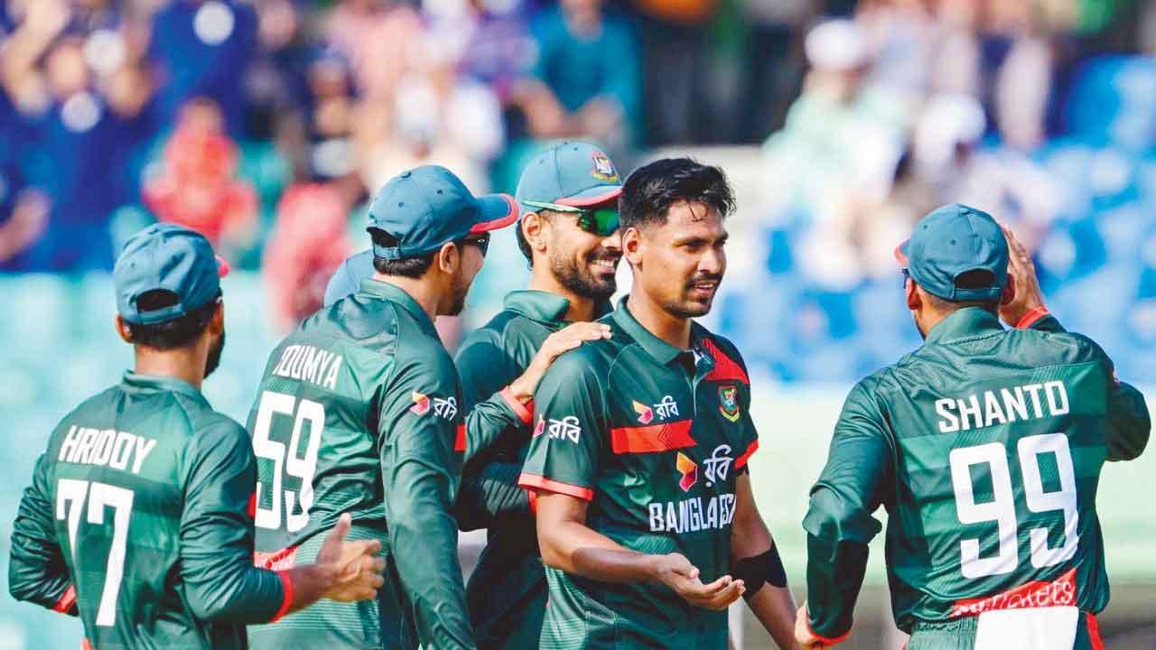 ૯ ઓવરમાં ૪૩ રન આપીને સૌથી વધુ પાંચ વિકેટ ઝડપી હતી ફાસ્ટ બોલર મુસ્તફિઝુર રહમાને.