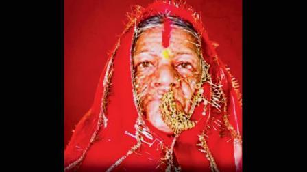 નિવૃત્ત સૈનિકે પત્નીની યાદમાં રિયલ લાઇફ સાઇઝની મૂર્તિ બનાવડાવી