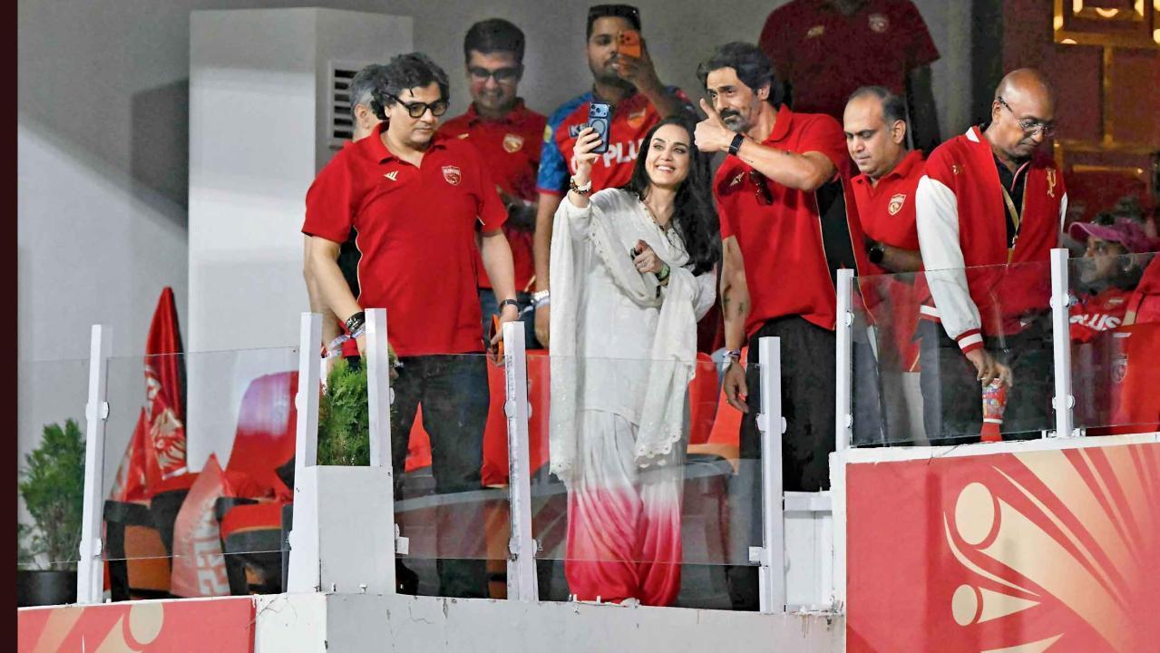 પંજાબ કિંગ્સની ઑનર પ્રીતિ ઝિન્ટાએ બૉલીવુડના ઍક્ટર અર્જુન રામપાલ સાથે મૅચ નિહાળી હતી.