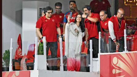 પંજાબ કિંગ્સની ઑનર પ્રીતિ ઝિન્ટાએ બૉલીવુડના ઍક્ટર અર્જુન રામપાલ સાથે મૅચ નિહાળી હતી.