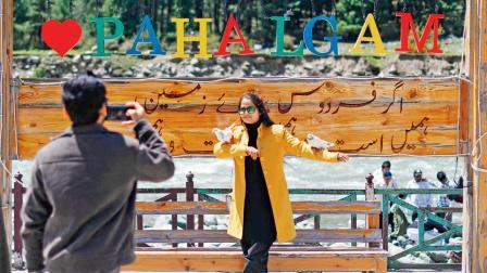 ગઈ કાલે પહલગામમાં લિદર નદીના કાંઠે તસવીરો ખેંચાવી રહેલા સહેલાણીઓ. 