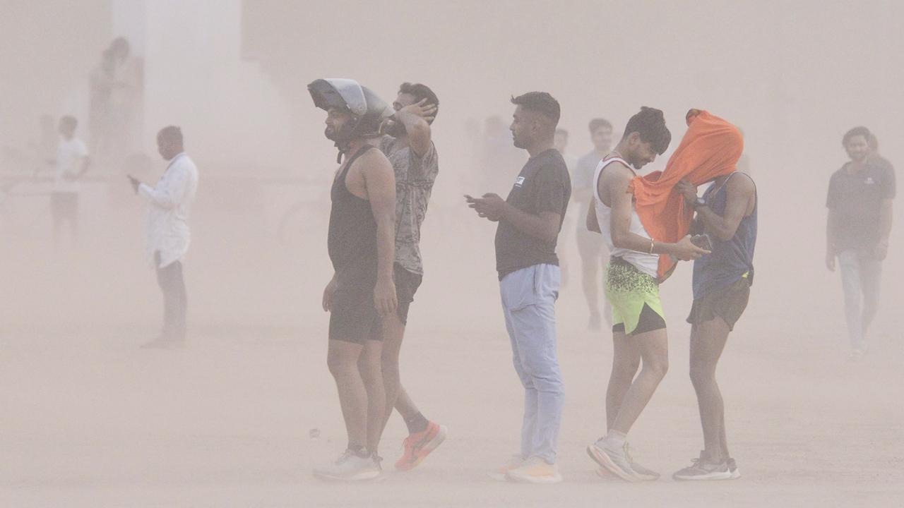 ગઈ કાલે પટનામાં ગાંધી મેદાનમાં ધૂળની જોરદાર ડમરીથી પોતાને બચાવતા લોકો