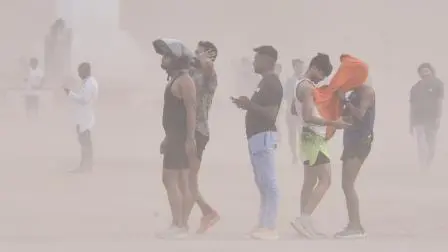 ગઈ કાલે પટનામાં ગાંધી મેદાનમાં ધૂળની જોરદાર ડમરીથી પોતાને બચાવતા લોકો