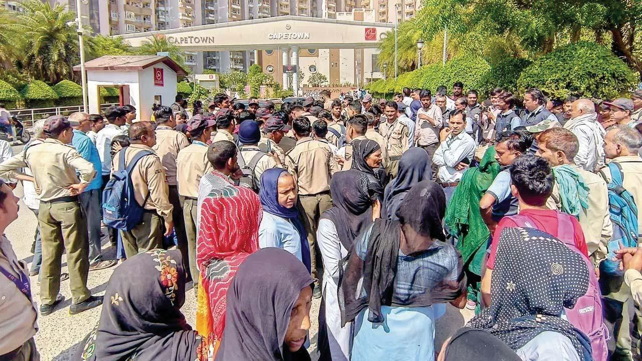 નોએડાની રેસિડેન્શ્યલ સોસાયટીની બહાર પગારવધારાની માગણી સાથે એકઠું થયેલું હાઉસહેલ્પરોનું ટોળું.