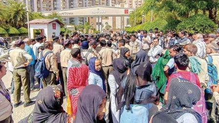 નોએડાની રેસિડેન્શ્યલ સોસાયટીની બહાર પગારવધારાની માગણી સાથે એકઠું થયેલું હાઉસહેલ્પરોનું ટોળું.