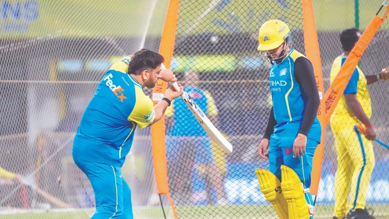 બે અઠવાડિયાં સુધી મૅચ રમવા માટે અનફિટ મહેન્દ્ર સિંહ ધોની ગઈ કાલે યંગ બૅટર આયુષ મ્હાત્રેને બૅટિંગ-ટિપ્સ આપતો જોવા મળ્યો હતો