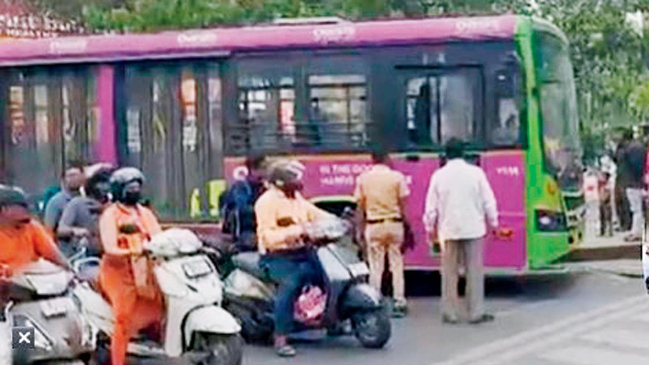 આ ઘટના શનિવારે સાંજે ૫.૩૦ વાગ્યે ડેક્કન બસ-સ્ટૅન્ડ નજીક બની હતી