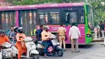 પુણેમાં ચાર્જિંગ માટે પાર્ક કરેલી પબ્લિક ટ્રાન્સપોર્ટની બસ લઈને યુવાને મારી મૂકી