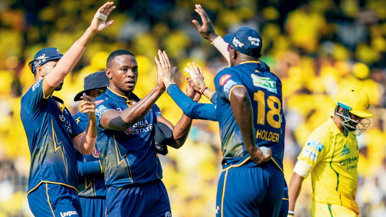 ચેન્નઈના બૅટર ઊર્વિલ પટેલની વિકેટ લઈને સાથી-પ્લેયર્સ સાથે ઉજવણી કરતો કૅગિસો રબાડા.