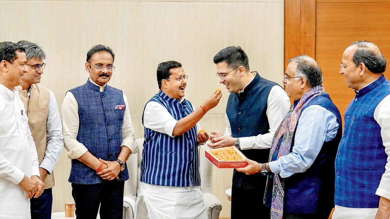 શુક્રવારે BJPના કાર્યાલયમાં BJPના અધ્યક્ષ નીતિન નબીને રાજ્યસભાના સંસદસભ્યો રાઘવ ચઢ્ઢા, સંદીપ પાઠક અને અશોક મિત્તલને પાર્ટીનું સભ્યપદ આપીને મીઠાઈ ખવડાવી હતી