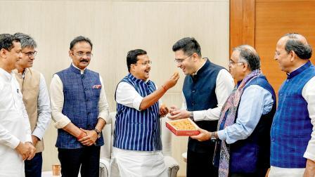 શુક્રવારે BJPના કાર્યાલયમાં BJPના અધ્યક્ષ નીતિન નબીને રાજ્યસભાના સંસદસભ્યો રાઘવ ચઢ્ઢા, સંદીપ પાઠક અને અશોક મિત્તલને પાર્ટીનું સભ્યપદ આપીને મીઠાઈ ખવડાવી હતી