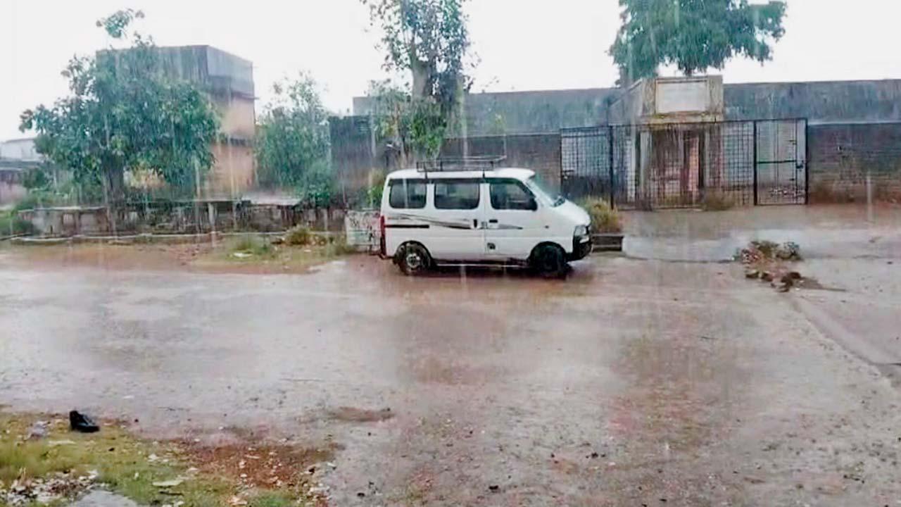 માવઠાએ ઉત્તર ગુજરાતનો વારો કાઢ્યો હતો અને અરવલ્લી, સાબરકાંઠા, મહેસાણા, ઊંઝા, પાટણ, સમી, હારીજ પંથકમાં ભારે પવન ફૂંકાવા સાથે કમોસમી વરસાદ ત્રાટક્યો હતો