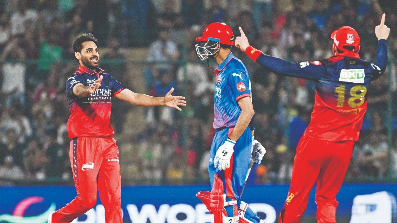 દિલ્હીના કૅપ્ટન અક્ષર પટેલની વિકેટ ઊજવતો ભુવનેશ્વર કુમાર