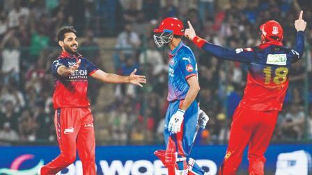 દિલ્હીના કૅપ્ટન અક્ષર પટેલની વિકેટ ઊજવતો ભુવનેશ્વર કુમાર