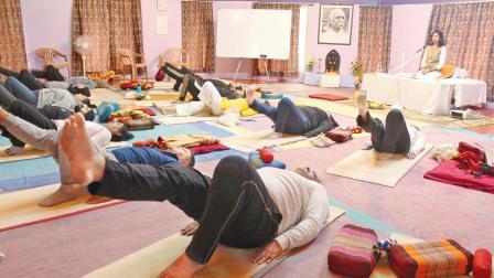 યોગ-થેરપી શીખવી રહેલાં રેણુ જૈન