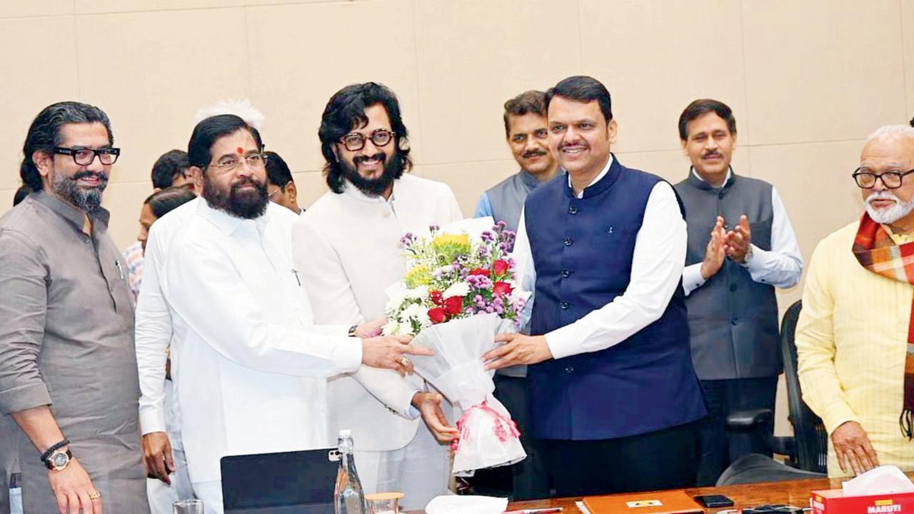 મુખ્ય પ્રધાન દેવેન્દ્ર ફડણવીસ અને નાયબ મુખ્ય પ્રધાન એકનાથ શિંદેની હાજરીમાં રિતેશ દેશમુખે MSRTC સાથે કૉન્ટ્રૅક્ટ કર્યો હતો