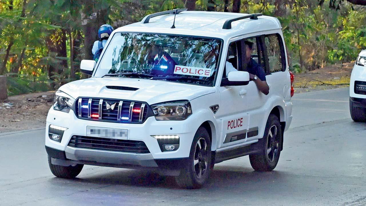 ગયા અઠવાડિયે મુંબઈના એક વિસ્તારમાંથી પસાર થતો રોહિત શેટ્ટીનો કાફલો અને એમાંના એક વાહન પર લગાડેલું ‘POLICE’નું સ્ટિકર. તસવીર : નિમેશ દવે