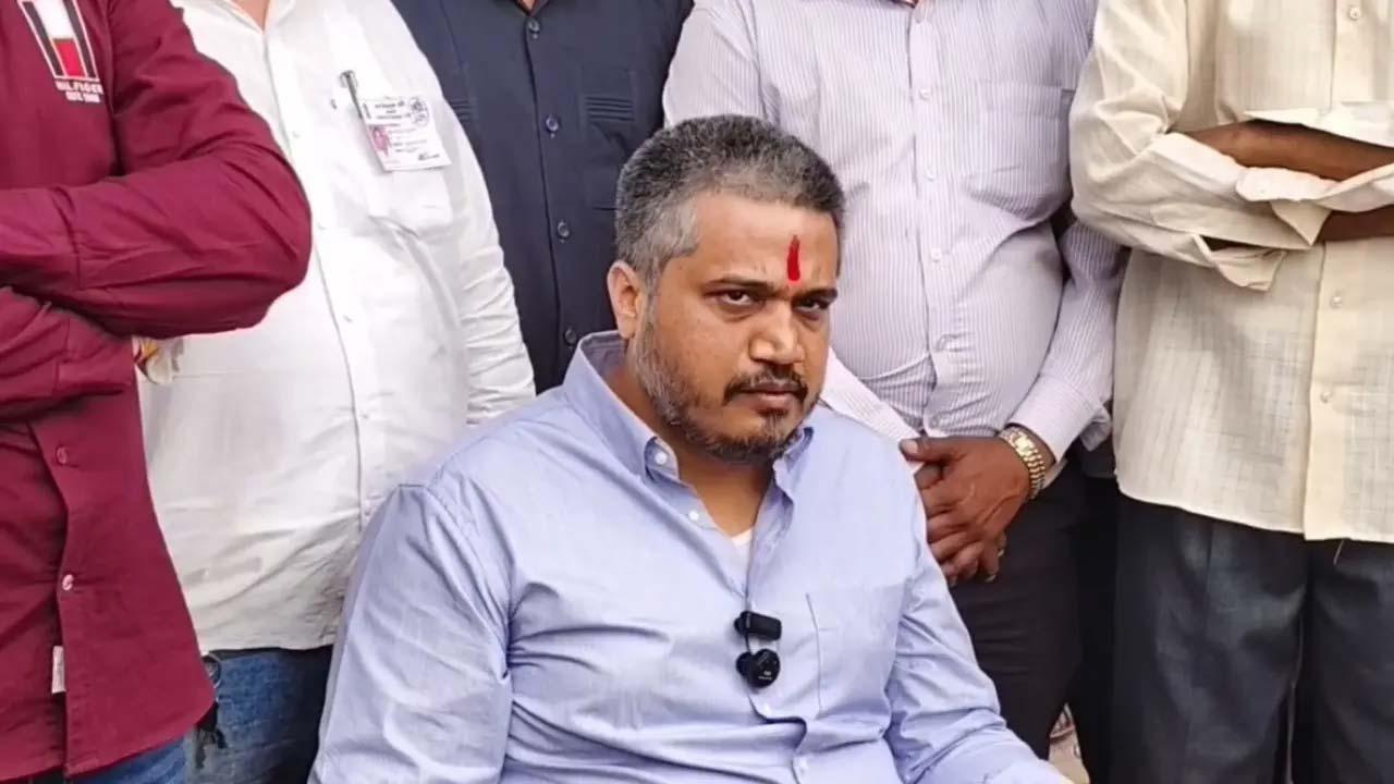 આજે બારામતી પેટાચૂંટણી માટે મતદાન કર્યા બાદ રોહિત પવાર (તસવીર- એક્સ)