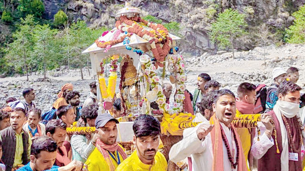 ગઈ કાલે ૨૦ કિલોમીટરની પદયાત્રા કરીને બાબા કેદારની ડોલી ગૌરીકુંડ પહોંચી હતી