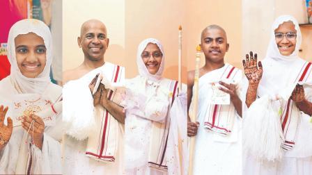 ચાર વર્ષ પહેલાં દીક્ષા લેનારાં પરમ પૂજ્ય સાધ્વી શ્રીમાંગલ્યગુણાશ્રીજી મહારાજસાહેબ (સંસારી નામ મૌલીકુમારી મૈશેરી), ગઈ કાલે દીક્ષા લેનારાં રાજેશ મૈશેરી (નવું નામ: પરમપૂજ્ય મુનિરાજ શ્રી રૈવતરત્નસાગરજી મહારાજસાહેબ), ખ્યાતિ મૈશેરી (નવું નામ: પરમપૂજ્ય સાધ્વી શ્રી જિનવાણીગુણાશ્રીજી મહારાજસાહેબ) અને વીર મૈશેરી (નવું નામ: પરમપૂજ્ય મુનિરાજ શ્રી વિવેકરત્નસાગરજી મહારાજસાહેબ), ગઈ કાલે મુમુક્ષુ મૈત્રી ગડા (નવું નામ:  પરમપૂજ્ય સાધ્વી શ્રી મુનિસુવ્રતગુણાશ્રીજી મહારાજસાહેબ)એ પણ દીક્ષા લીધી હતી.