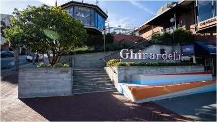 1850 ના દાયકામાં ઇટાલિયન ઇમિગ્રન્ટ ડોમેનિકો `ડોમિંગો` ઘીરાડેલીએ પોતાની ચોકલેટ કંપની શરૂ કરી હતી.