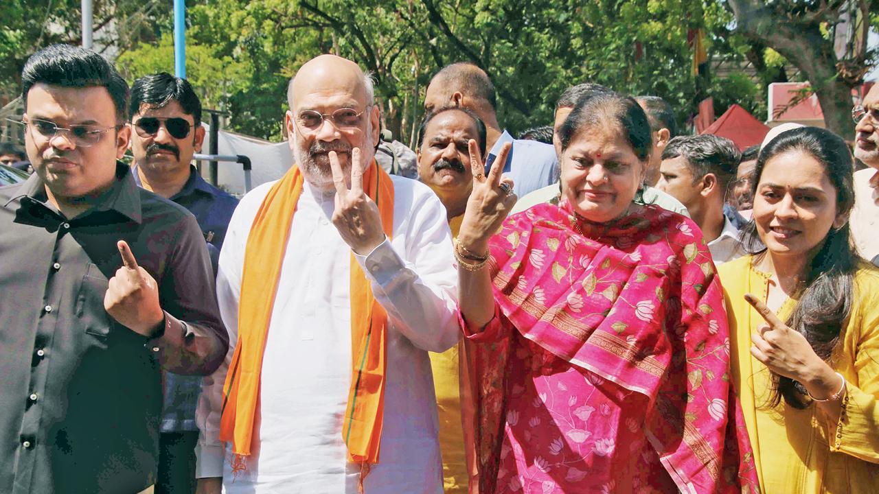 અમદાવાદમાં અમિત શાહે પરિવાર સાથે મતદાન કર્યું હતું (તસવીરો : જનક પટેલ)