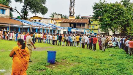 પશ્ચિમ બંગાળના ​સિલિગુડીમાં મતદાનકેન્દ્રની બહાર લાંબી લાઇનો જોવા મળી હતી. 