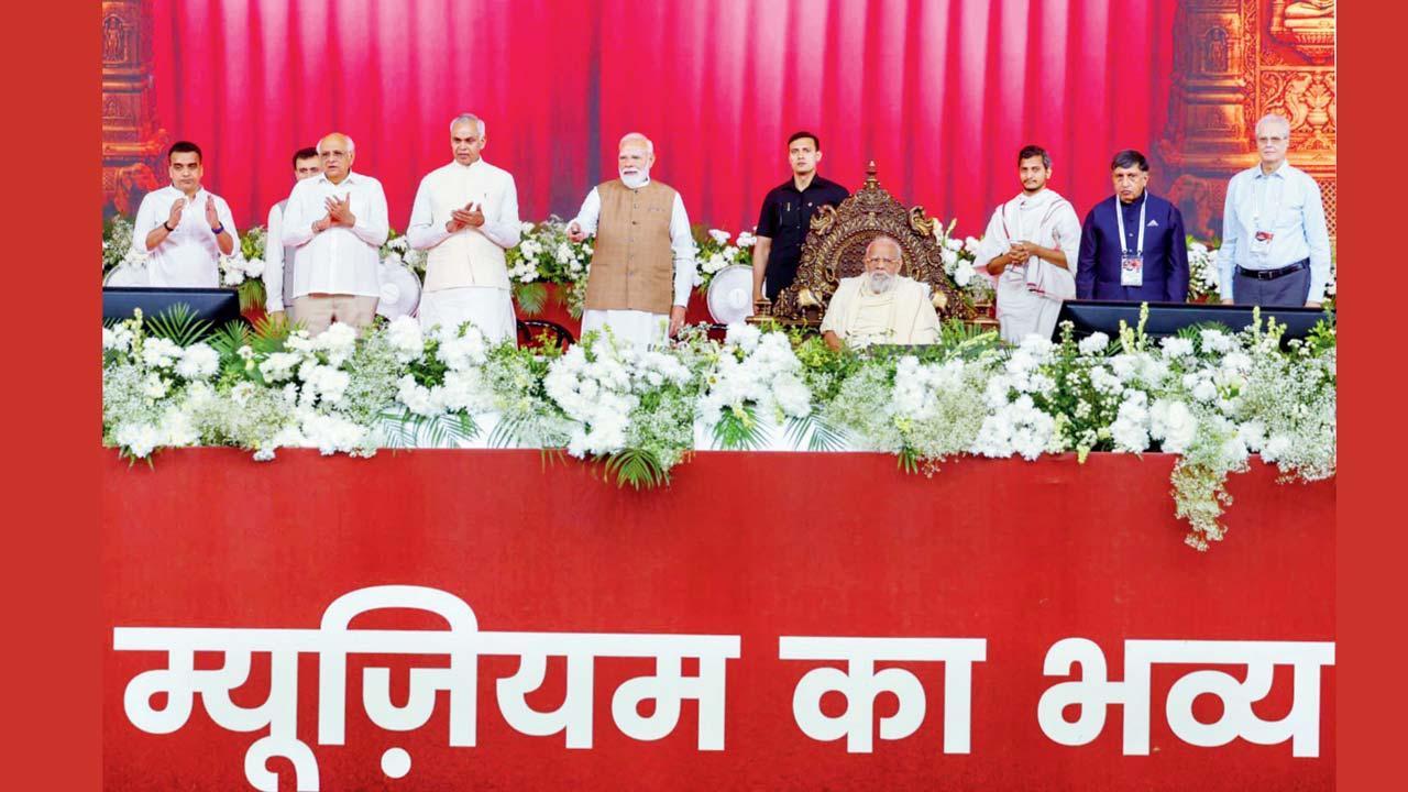 ગુજરાતના રાજ્યપાલ આચાર્ય દેવવ્રત, મુખ્ય પ્રધાન ભૂપેન્દ્ર પટેલ, નાયબ મુખ્ય પ્રધાન હર્ષ સંઘવી, જૈનાચાર્ય પદ્‍મસાગરસૂરીશ્વરજી મહારાજસાહેબ અને જૈન અગ્રણીઓની ઉપસ્થિતિમાં નરેન્દ્ર મોદીએ સમ્રાટ સંપ્રતિ મ્યુઝિયમને લોકાર્પણ કર્યું હતું. 