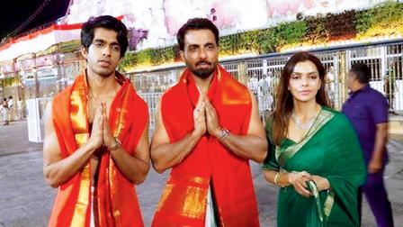 ધાર્મિક વિધિમાં પરંપરાગત વસ્ત્રો પહેરીને ભાગ લીધો હતો