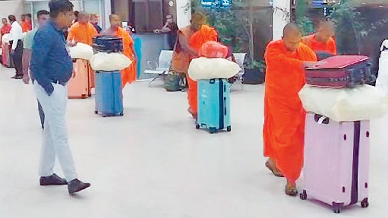સાધુઓ તેમના સામાનમાં છુપાવીને ડ્રગ્સની દાણચોરી કરતા જણાયા હતા