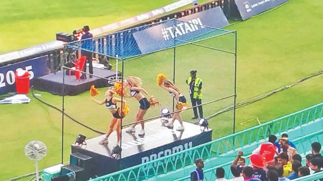 એકાના સ્ટેડિયમમાં મહિલા ચિયરલીડર્સની સલામતી માટે સ્ટેજ પર બાંધવી પડે છે નેટ