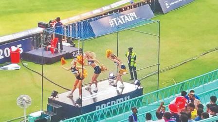 એકાના સ્ટેડિયમમાં મહિલા ચિયરલીડર્સની સલામતી માટે સ્ટેજ પર બાંધવી પડે છે નેટ